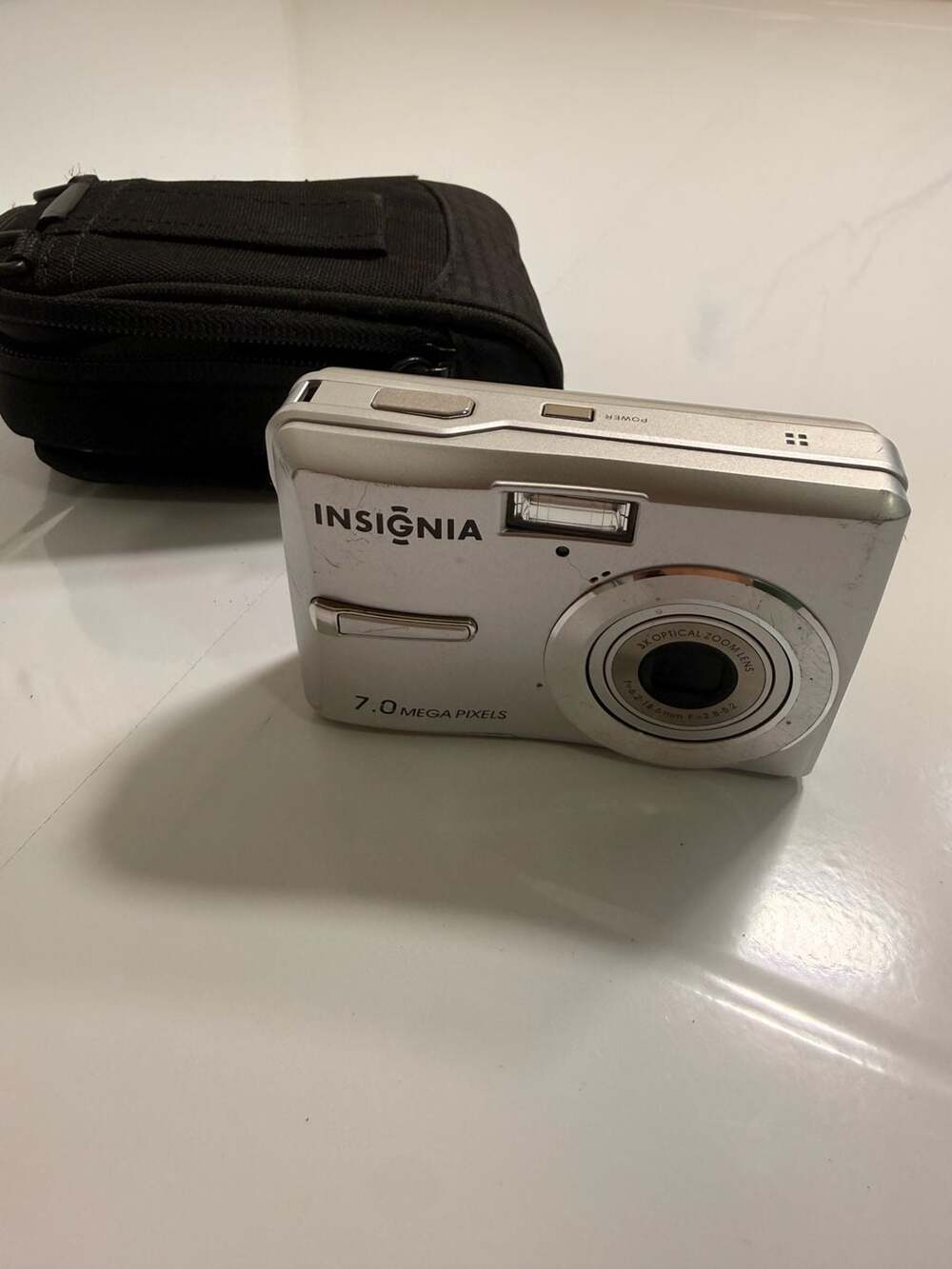 Insignia NS-DSC7S09 7.0 Megapixels Digital Camera with Case